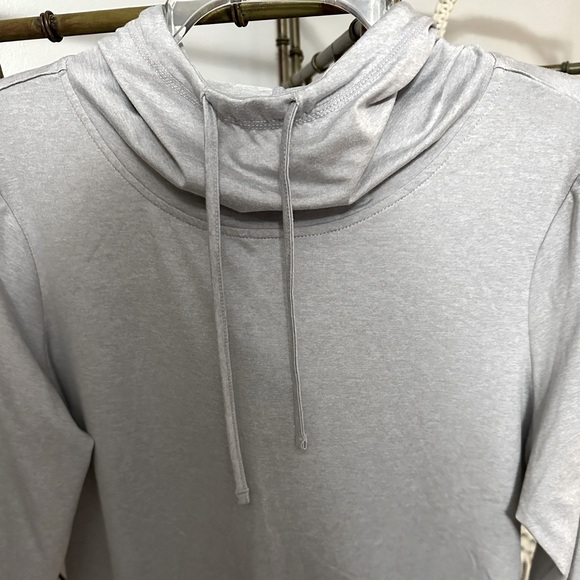 Reebok Women's Gray Athletic Hoodie. NWOT Size M - Picture 5 of 9